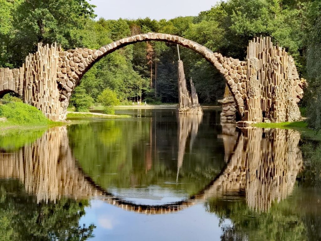 Die perfekte Perspektive auf die Rakotzbrücke - auch Teufelsbrücke Kromlau genannt