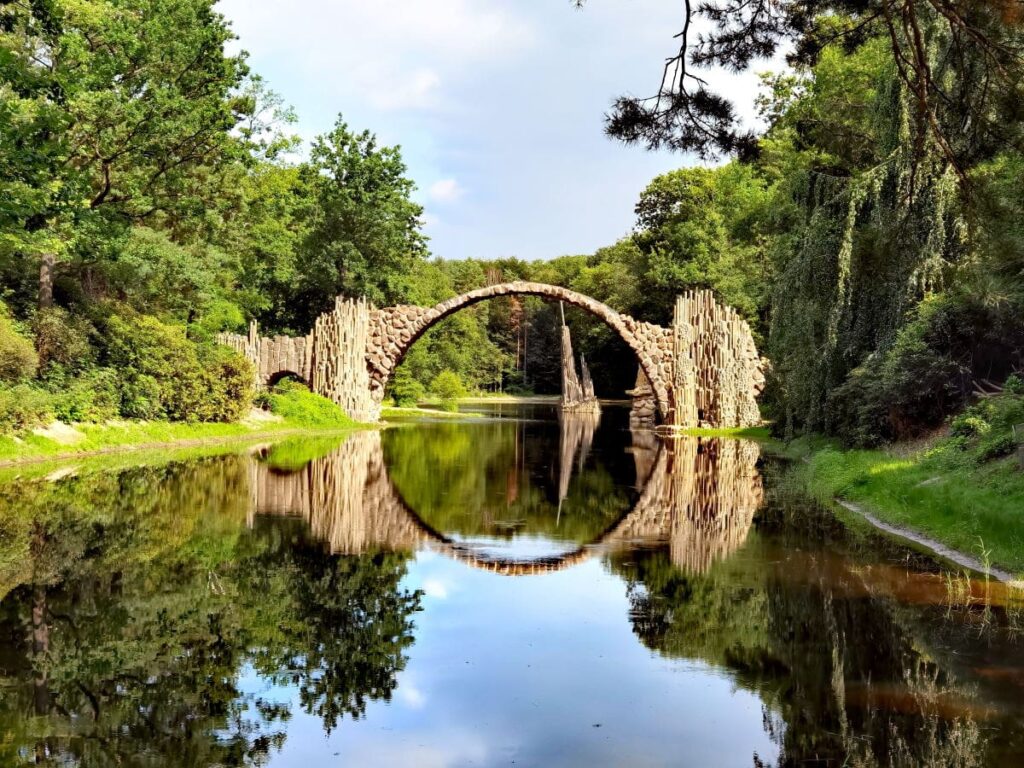 Die Rakotzbrücke im Rhododendronpark Kromlau - auch als Teufelsbrücke bekannt