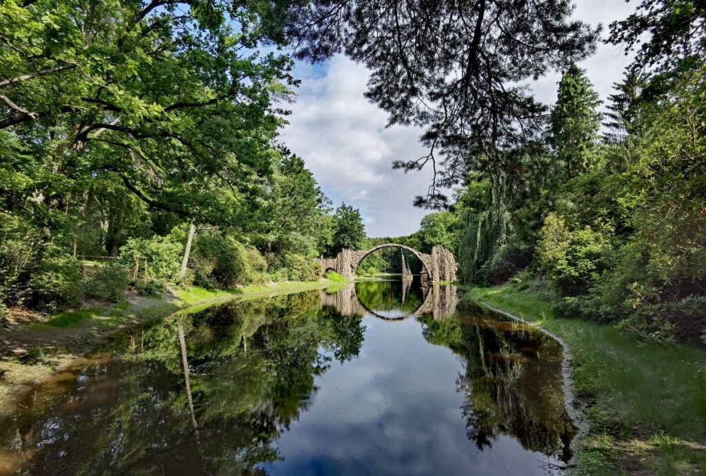 Der bekannte Blick über den Rakotzsee mit der Rakotzbrücke