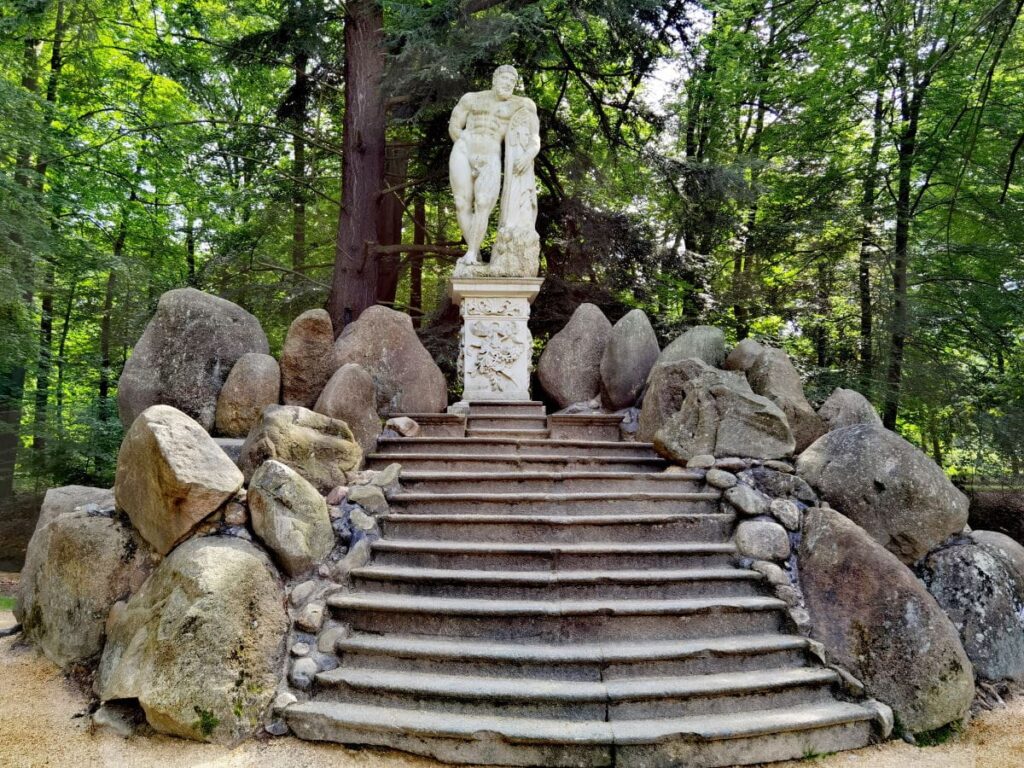 Die verschwundene Herculesstatue steht nun bei der Rakotzbrücke am Rakotzsee