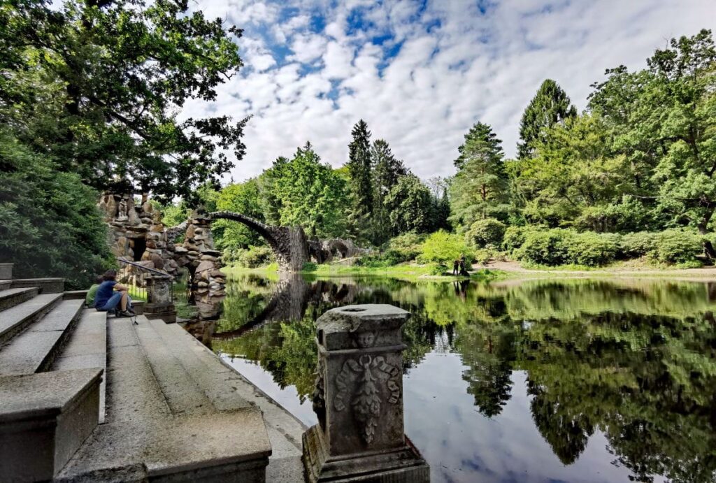 Rastplatz direkt am Rakotzsee - mit Blick zur Rakotzbrücke