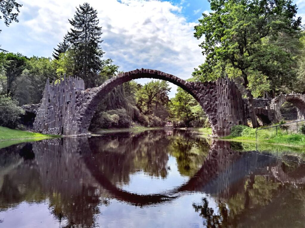 Blick vom Ostzipfel über den Rakotzsee auf die Teufelsbrücke