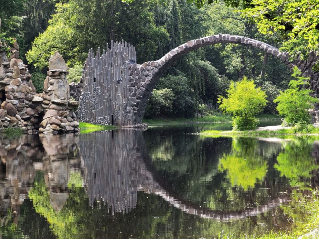 Blick auf die Teufelsbrücke vom Nordostufer am Rakotzsee