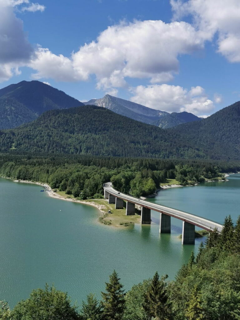 berühmte Brücke Deutschland: Die Fallerklamm-Brücke über den Sylvensteinsee
