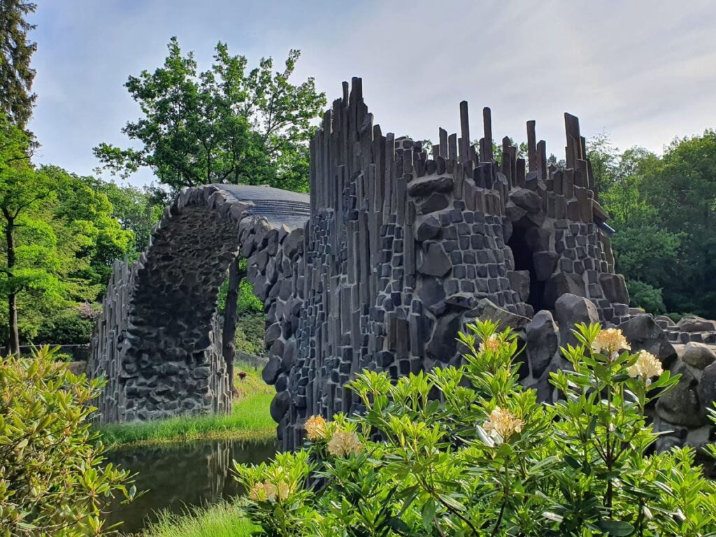 Selbst an der Rakotzbrücke blühen die Rhododendren