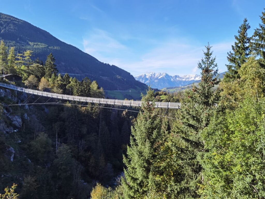 Eher einer versteckte als eine berühmte Brücke - aber lohnend als Ausflug: Die Hängebrücke beim Schloss Matrei-Trautson