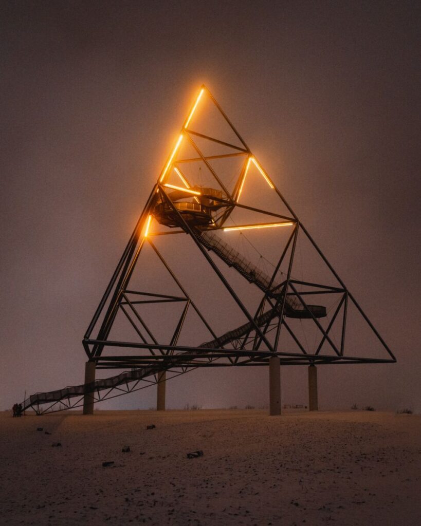 Über die Brücken kannst du selbst in der Nacht auf das Tetraeder hinauf