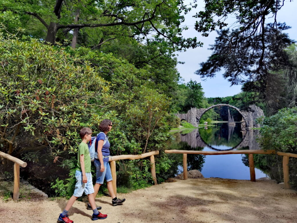 Alle Informationen zu den Kromlauer Park Öffnungszeiten - hier die Rakotzbrücke im Sommer