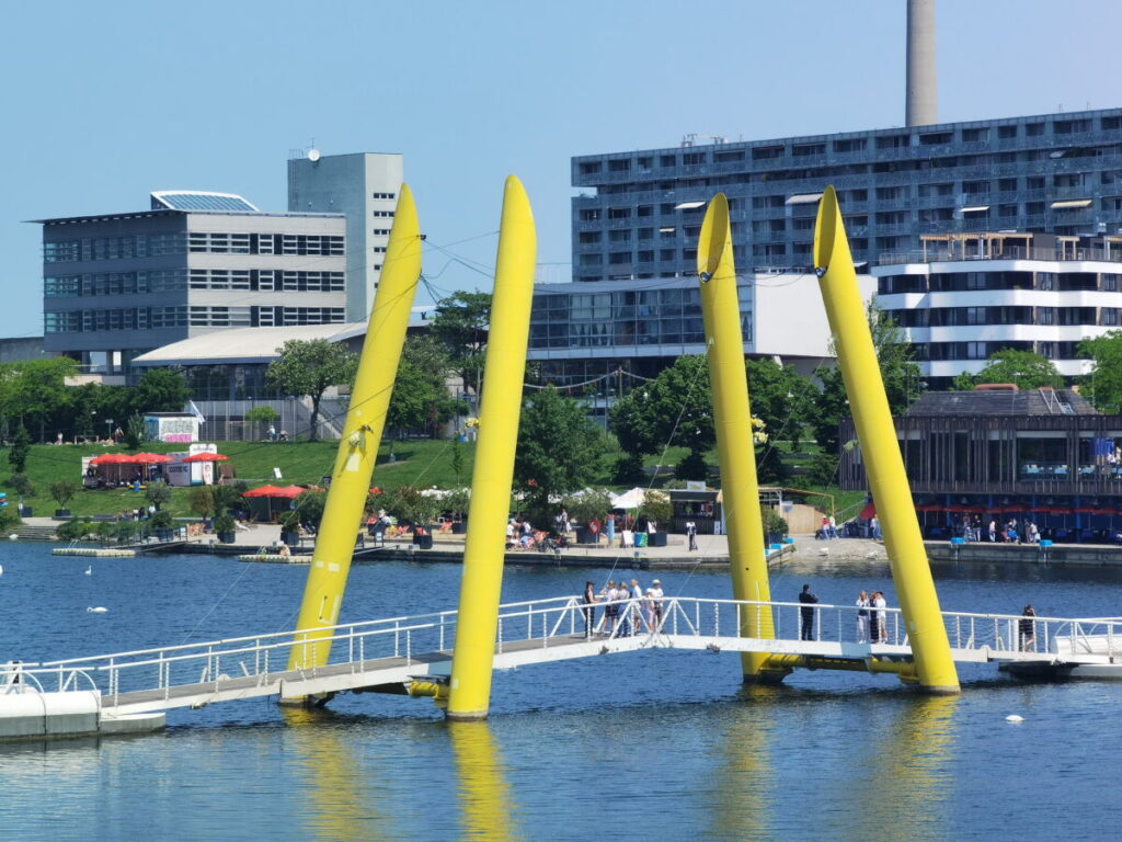 Die schwimmende Brücke zur Donauinsel in Wien