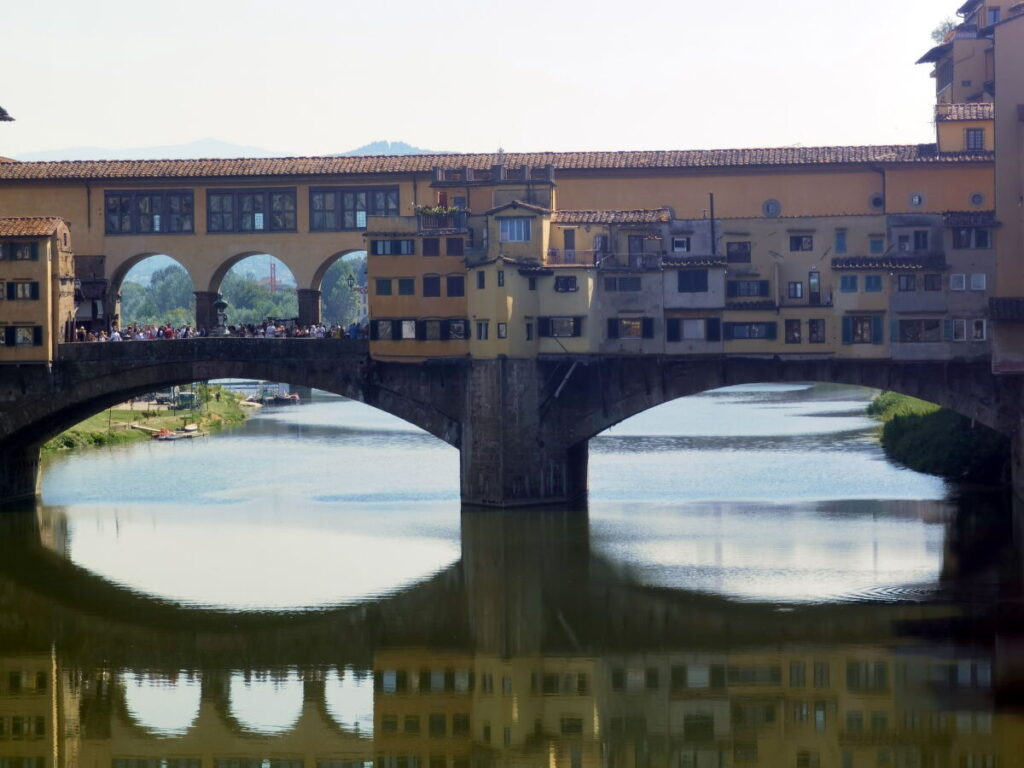 berühmte Brücke Florenz: Die Ponte Vecchio mit den Häusern auf der Brücke