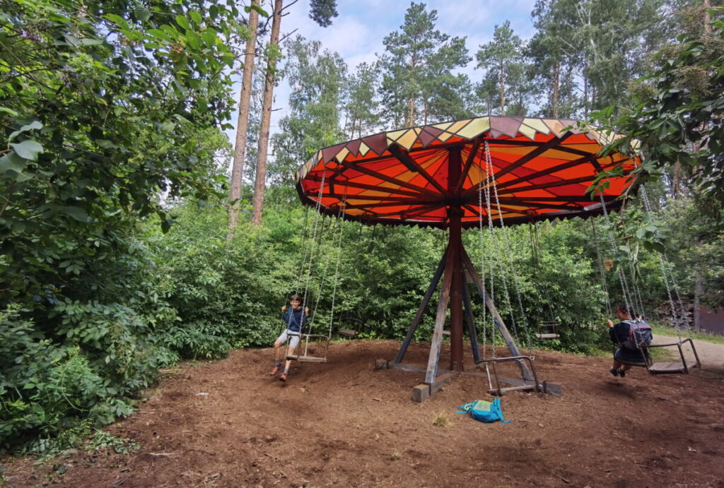 verrücktester Freizeitpark Deutschland - mit einem Kettenkarussell mitten im Wald